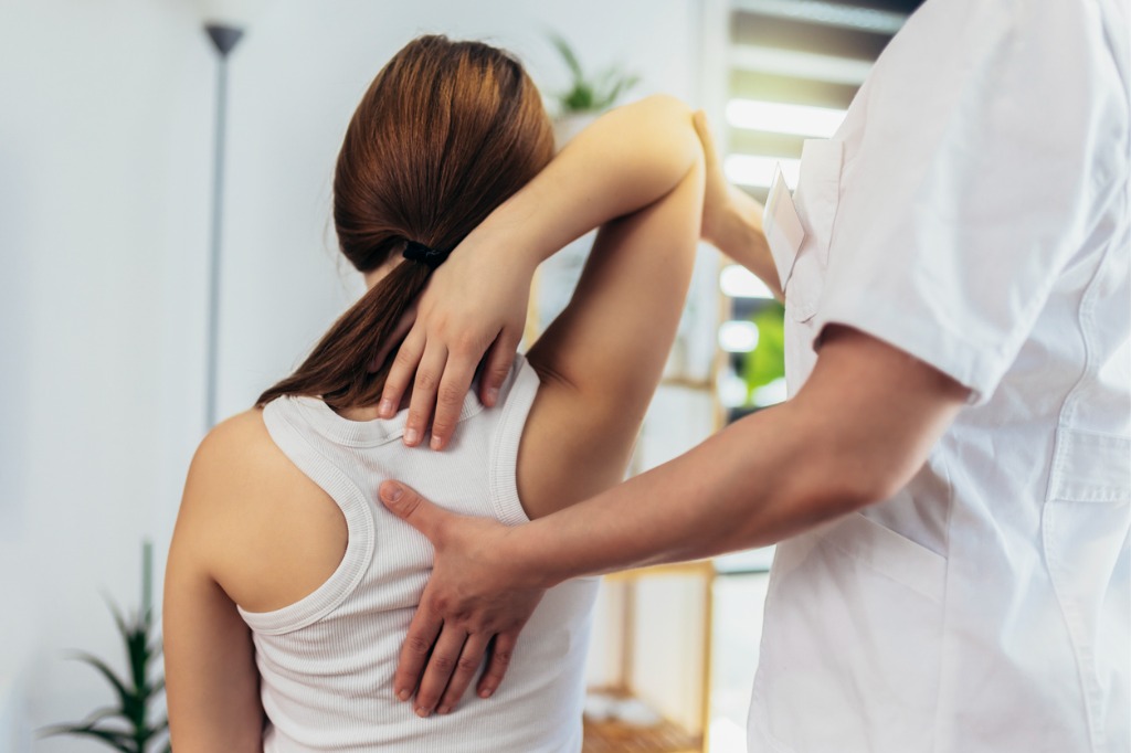 https://scoliosiscare.com/wp-content/uploads/2023/10/how-to-know-if-you-have-scoliosis.jpg